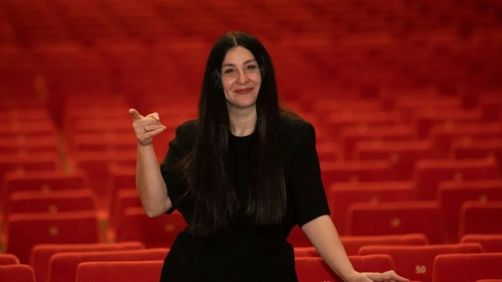 Yasemin Sakallıoğlu’nun Antalya’daki gösterisine binlerce kişi akın etti! Ünlü komedyen 40 derece sıcakta 3 kilo verdi