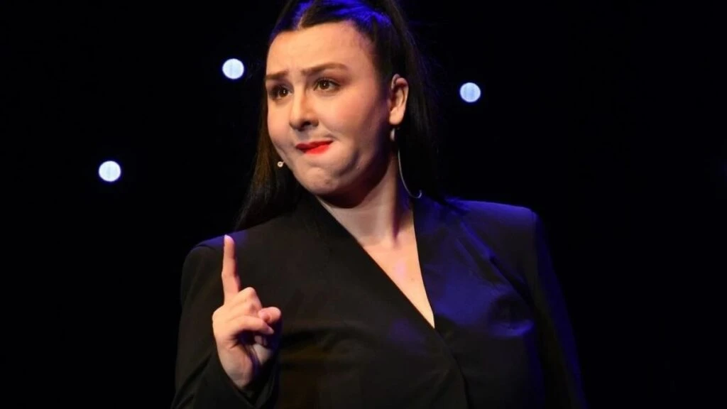Yasemin Sakallıoğlu’nun Antalya’daki gösterisine binlerce kişi akın etti! Ünlü komedyen 40 derece sıcakta 3 kilo verdi
