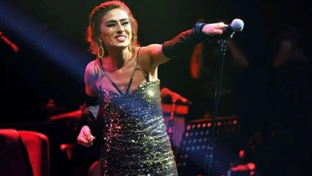 Ünlü şarkıcı Yıldız Tilbe bornozuyla otomobil kullandı! O anlar sosyal medyada çok konuşuldu