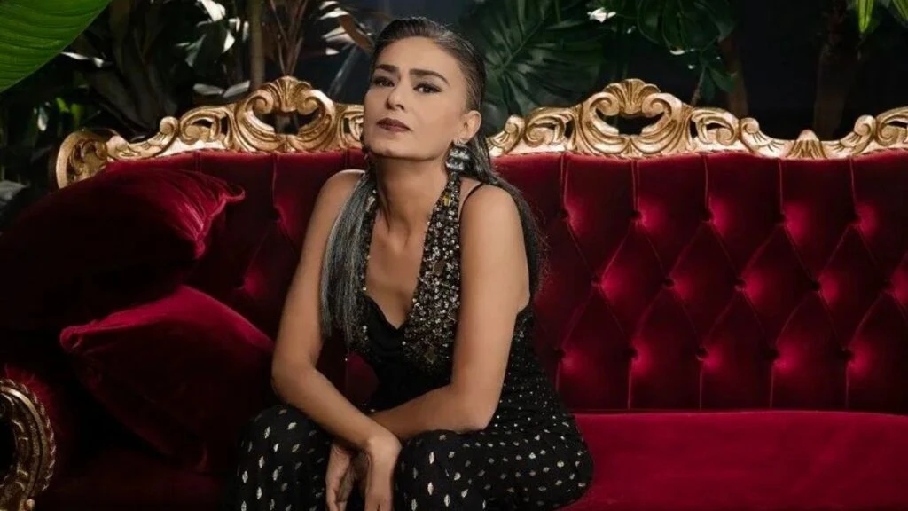 Ünlü şarkıcı Yıldız Tilbe bornozuyla otomobil kullandı! O anlar sosyal medyada çok konuşuldu