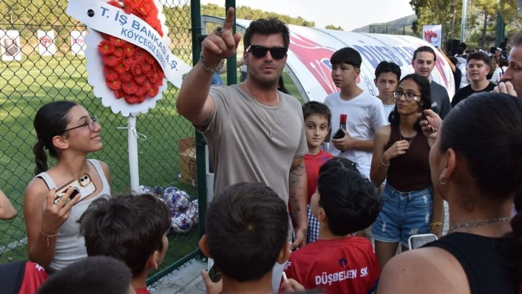 Yılmaz Erdoğan Köyceğiz’de halı saha açtı! Açılışa ünlü isimler akın etti