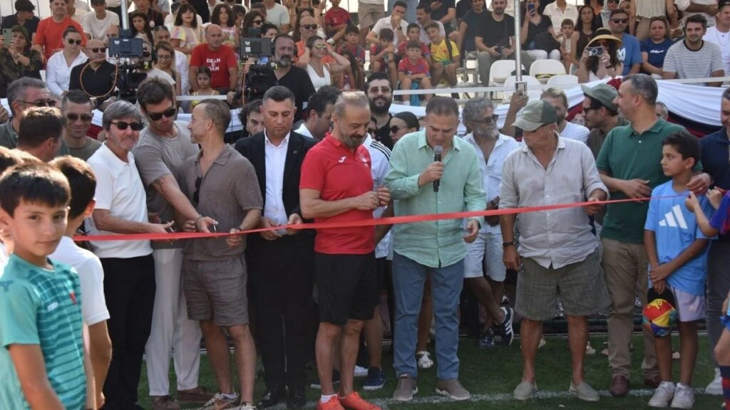 Yılmaz Erdoğan Köyceğiz’de halı saha açtı! Açılışa ünlü isimler akın etti