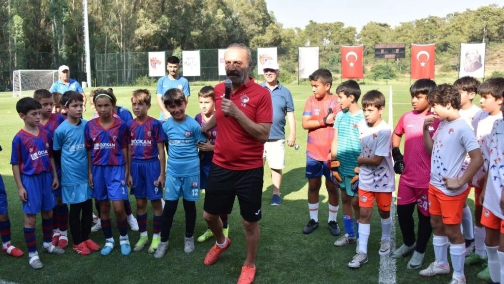Yılmaz Erdoğan Köyceğiz’de halı saha açtı! Açılışa ünlü isimler akın etti
