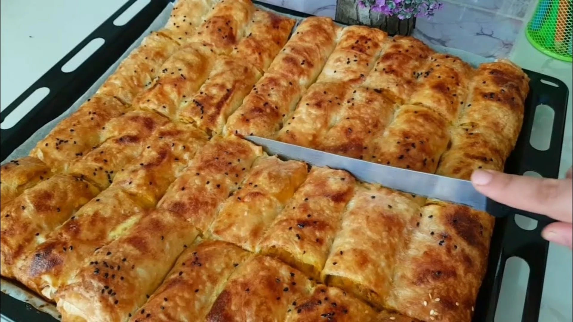 Yogurtla yapilan bu borek hic mayalanmadan kabariyor Tarif icin yarisiyorlar