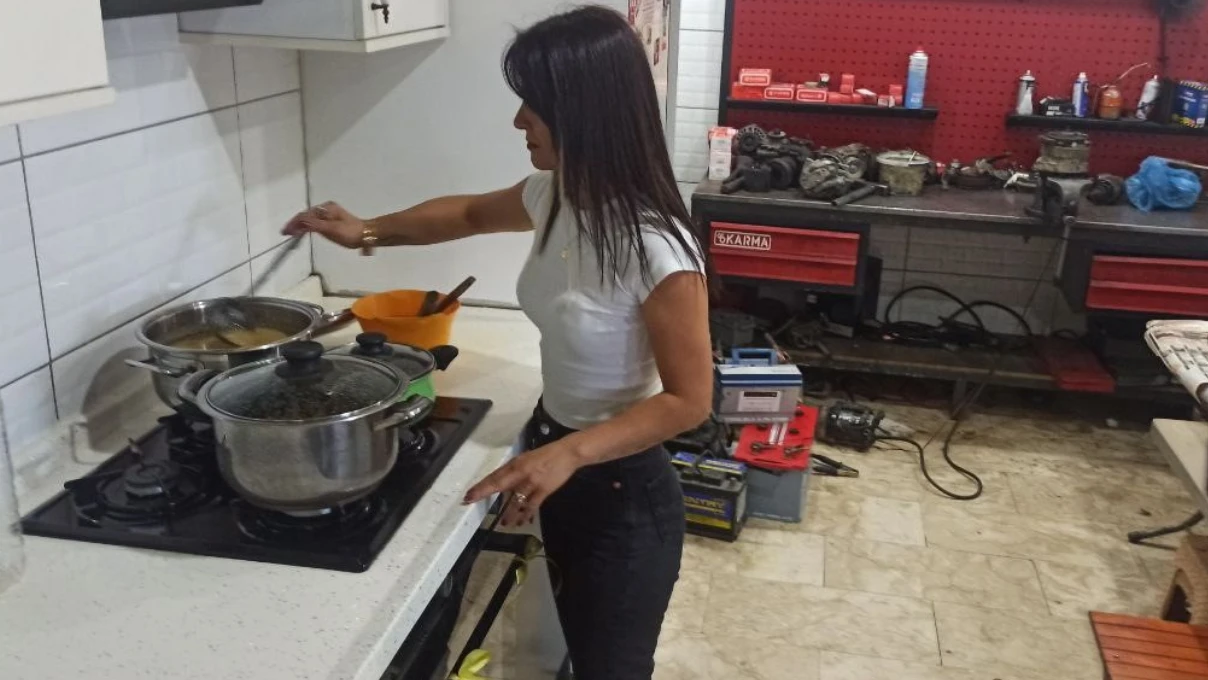 Zonguldak’ta elektrikçi dükkanına kadın eli değdi! Araba tamir ederken bebek de bakıyor