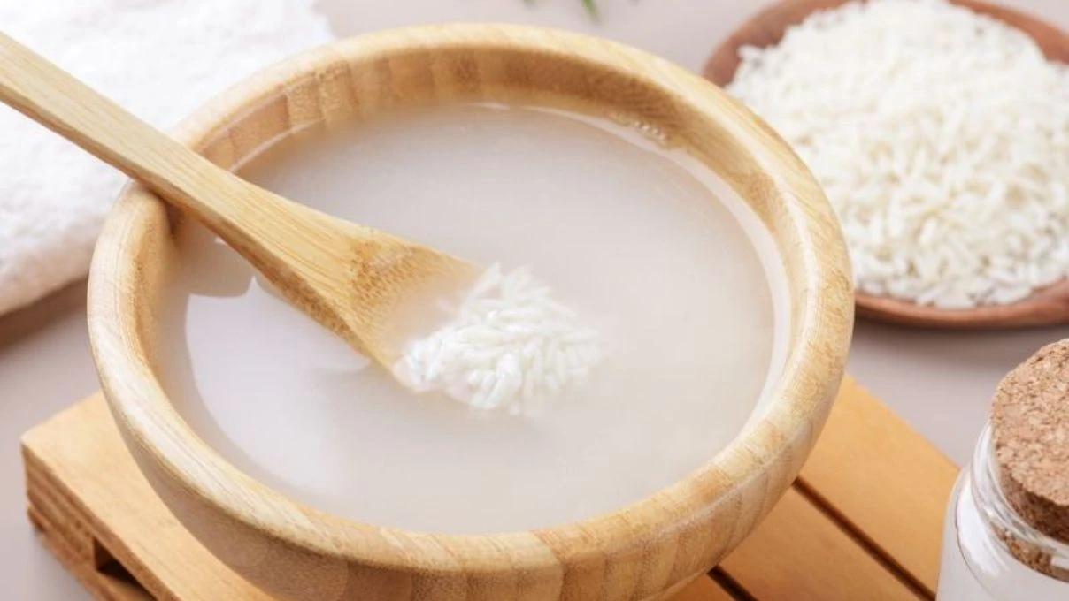 Pirinç suyunu sakın çöpe dökmeyin! Saç dökülmesini bitiren doğal çözüm