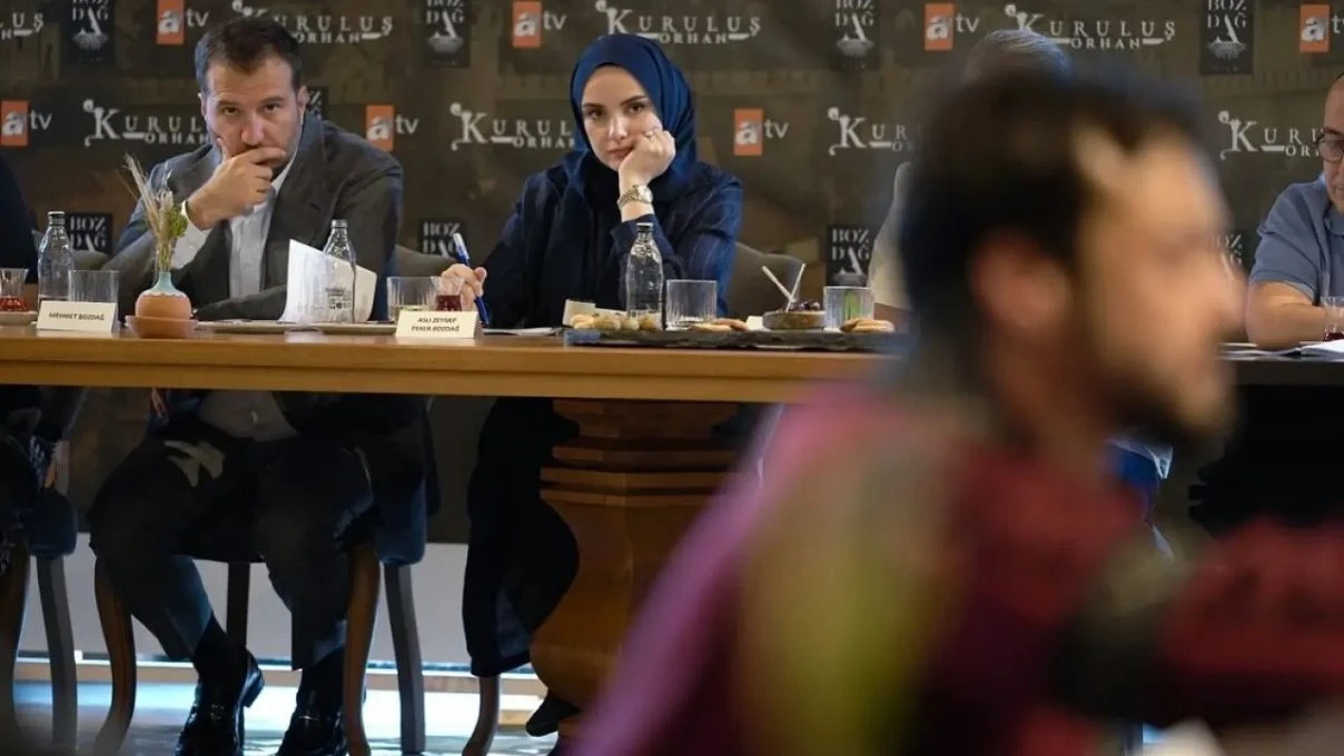 Mert Yazıcıoğlu Kuruluş Orhan dizisinin okuma provasında dikkat çekti! Sosyal medya ünlü oyuncuyla yıkıldı