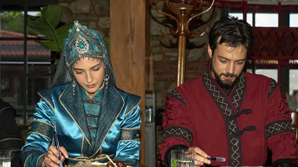 Mert Yazıcıoğlu Kuruluş Orhan dizisinin okuma provasında dikkat çekti! Sosyal medya ünlü oyuncuyla yıkıldı