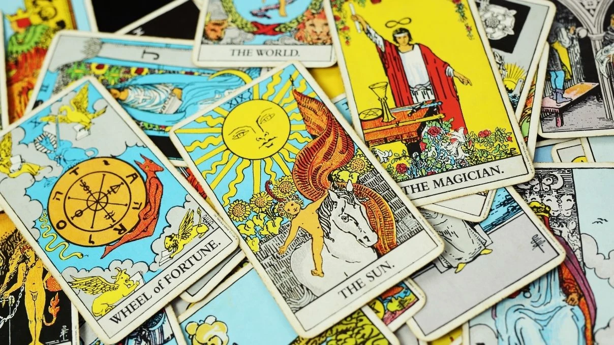 Günlük tarot kart açılımı 23 Eylül 2025! Aslan başarılarıyla günü kurtarıyor