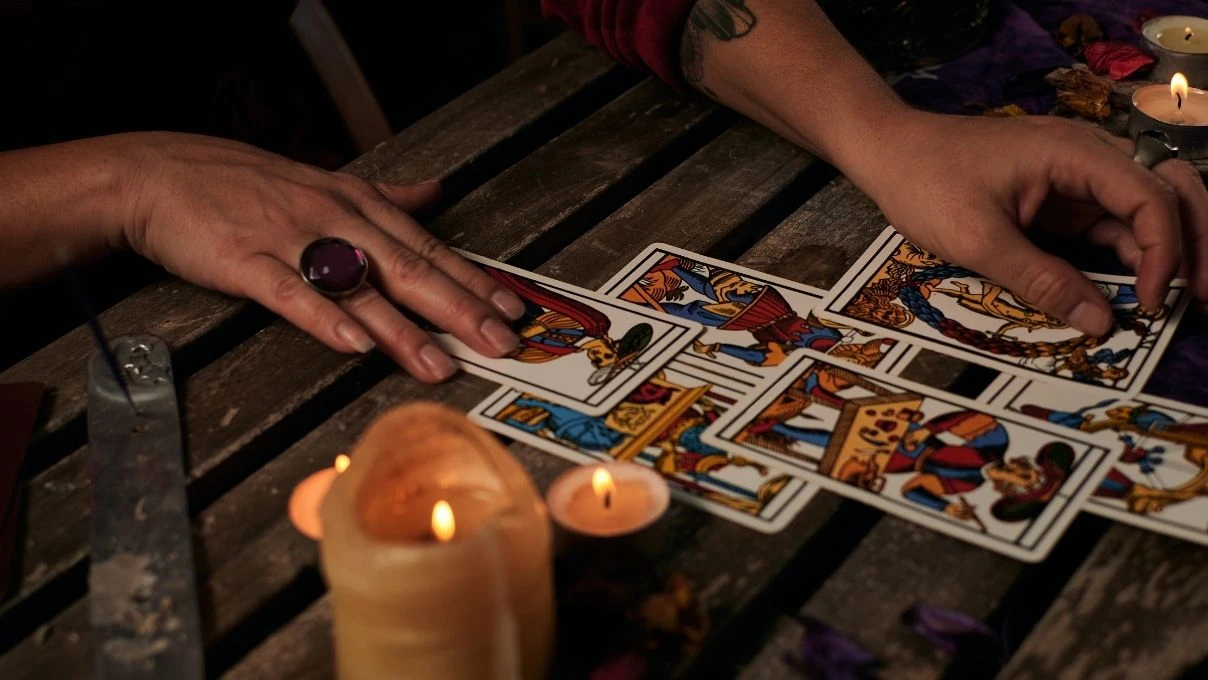 Günlük tarot kart açılımı 23 Eylül 2025! Aslan başarılarıyla günü kurtarıyor