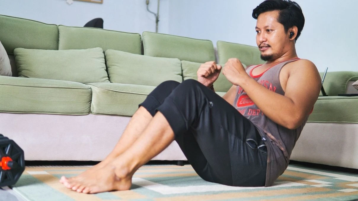 Alt karnı eritmek imkânsız değil! Kanepede uzanarak yapacağınız hareketler 9 Alt karnı eritmek imkânsız değil! Kanepede uzanarak yapacağınız hareketler