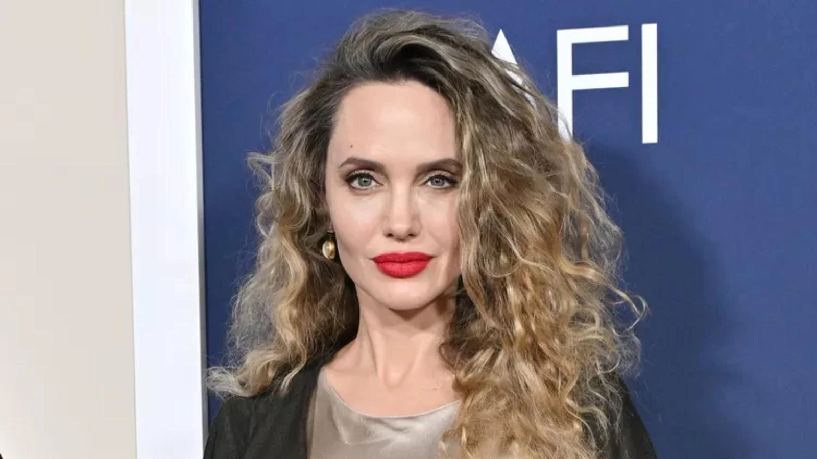 Angelina Jolie pürüzsüz saçlarından dramatik buklelere geçiş yaptı! 16 angelina jolie puruzsuz saclarindan dramatik buklelere gecis yapti