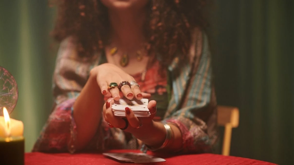 Günlük tarot kart açılımı 18 Kasım 2025! Sezgiler güçlenirken içsel aydınlanma dönüşümleri olacak