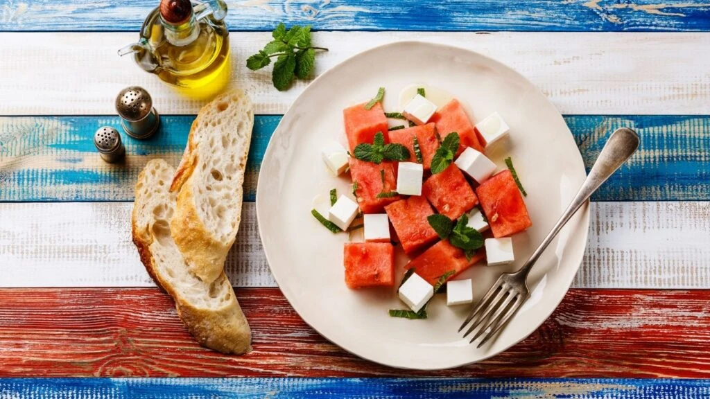 Yaz sıcaklığında ferahlık arayanlara! Beyaz peynirli karpuz salatası 