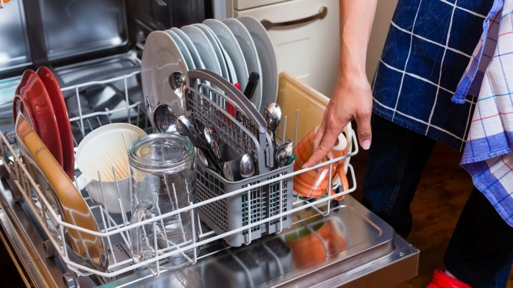 Teflon tava neden makinede yıkanmaz? Bulaşık makinesine asla atılmaması gerekenler