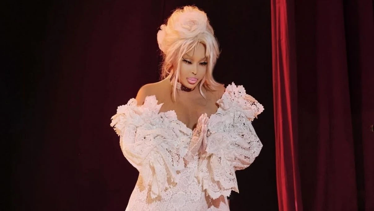 Bülent Ersoy Kayseri konserinde çılgına döndü! Mikrofon ve bardaklar yere devrildi 5 Bülent Ersoy Kayseri konserinde çılgına döndü! Mikrofon ve bardaklar yere devrildi