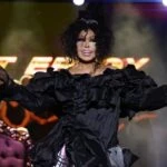 Bülent Ersoy Kayseri konserinde çılgına döndü! Mikrofon ve bardaklar yere devrildi