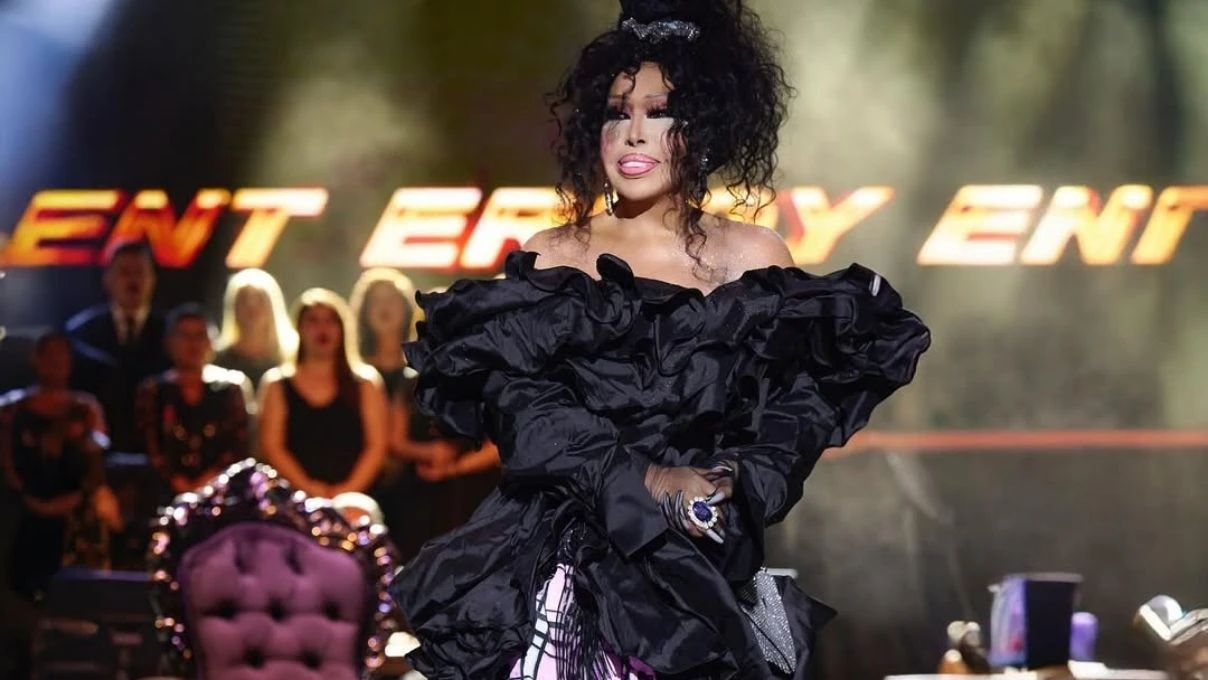 Bülent Ersoy Kayseri konserinde çılgına döndü! Mikrofon ve bardaklar yere devrildi 8 Bülent Ersoy Kayseri konserinde çılgına döndü! Mikrofon ve bardaklar yere devrildi