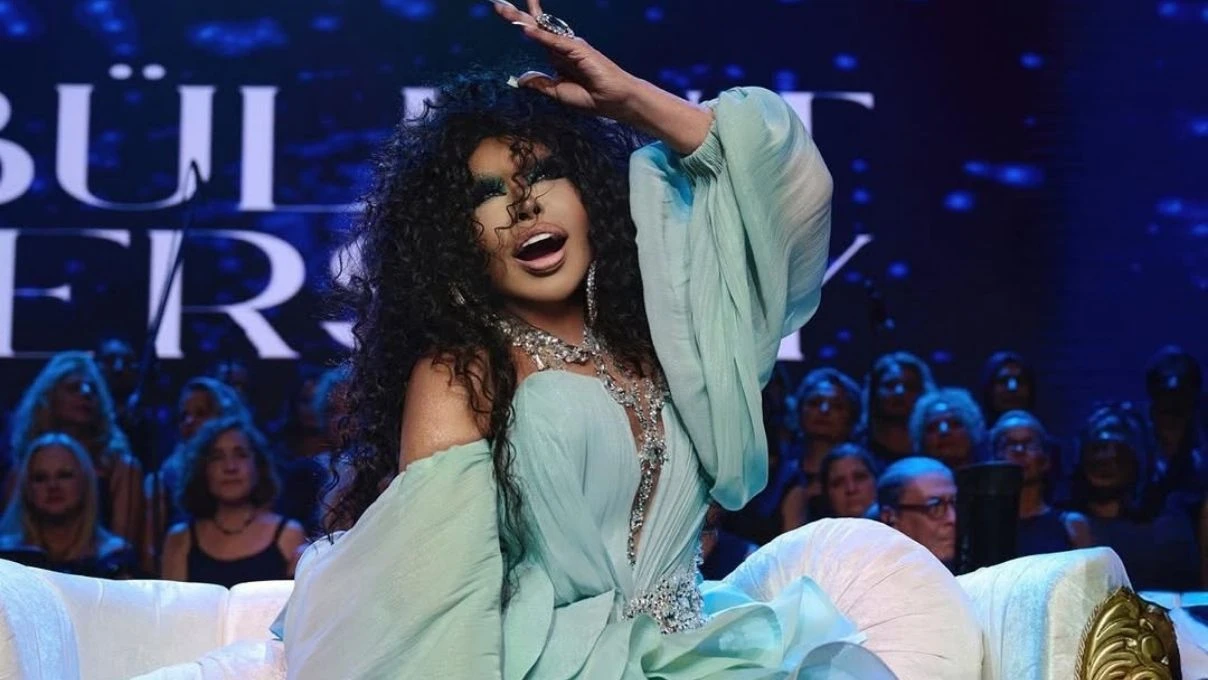 Bülent Ersoy Kayseri konserinde çılgına döndü! Mikrofon ve bardaklar yere devrildi 4 Bülent Ersoy Kayseri konserinde çılgına döndü! Mikrofon ve bardaklar yere devrildi