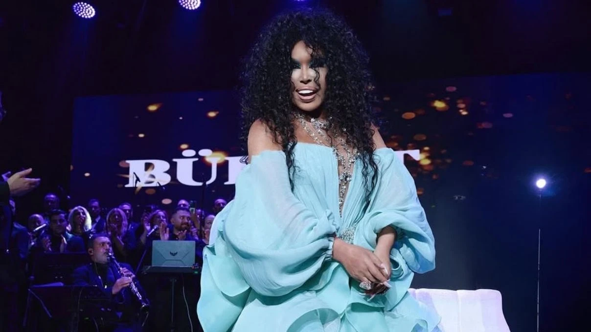 Bülent Ersoy Kayseri konserinde çılgına döndü! Mikrofon ve bardaklar yere devrildi 6 Bülent Ersoy Kayseri konserinde çılgına döndü! Mikrofon ve bardaklar yere devrildi