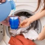 camasir makinesini derinden temizliyor deterjan kalintilari ve kirecten zerre kalmayacak 1