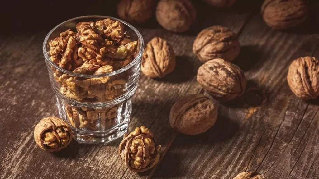 Kolesterolü olanlara İbni Sina’dan şifalı bardak! Cevizli suları hazırlayın