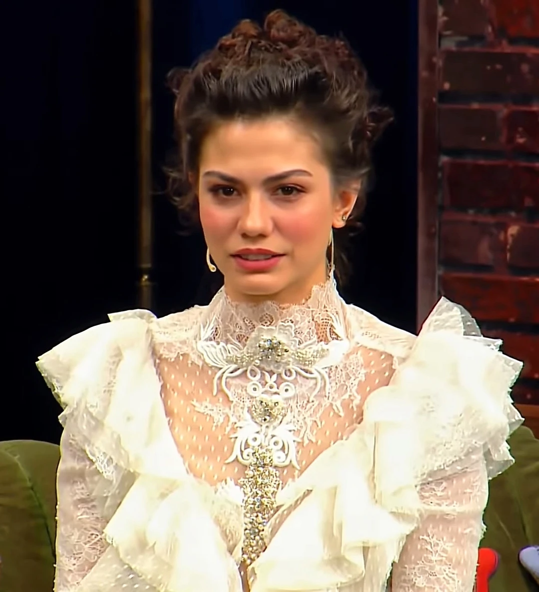 Eşref Rüya dizisinin Demet Özdemir'inden alkışlanacak başarı! Ödüllerle döndü 5 demet ozdemir 4 4