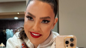 ebru gundespng jbyFuERn60G fTFKAEy07Q