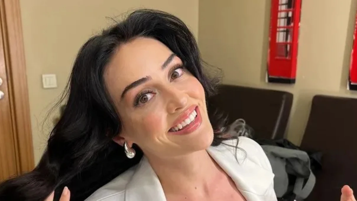Faruk Sabancı ve Esra Bilgiç romantizmiyle gündem oldu! Sevgilisini kalplere boğdu 9 esra bilgic 3