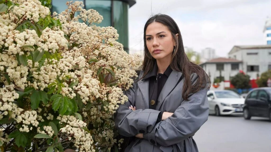 Eşref Rüya dizisinde bomba iddia! Demet Özdemir başrol değil mi?