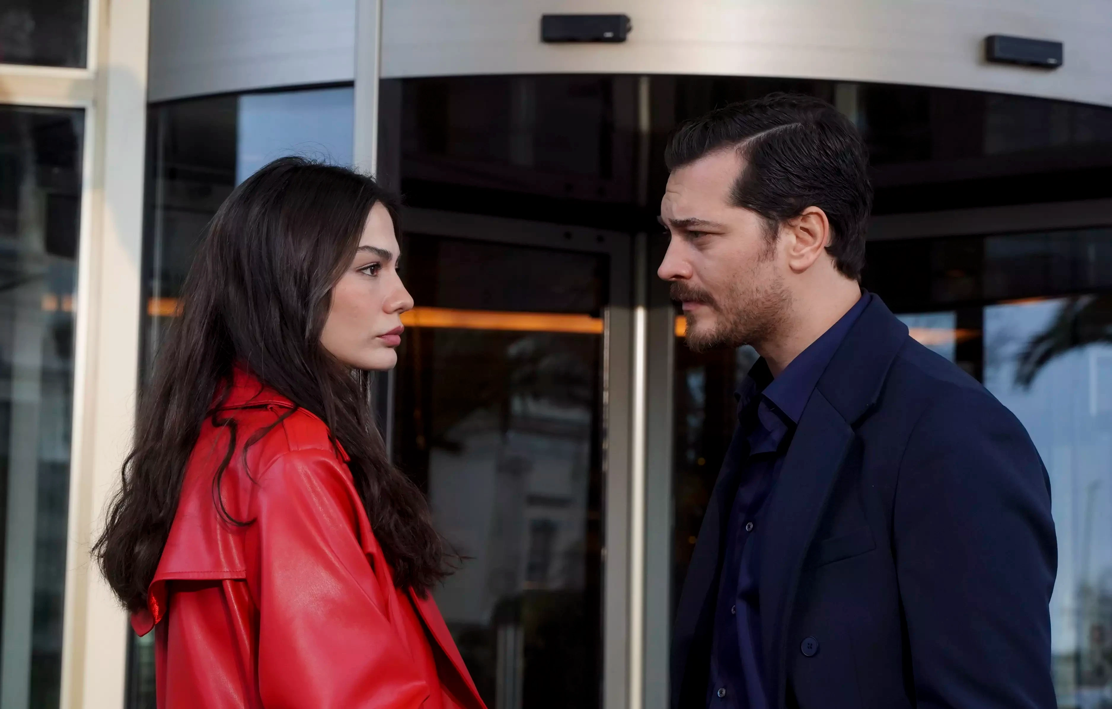 Eşref Rüya'nın Nisan'ı Demet Özdemir’den İstiklal Caddesi’nde sürpriz performans!