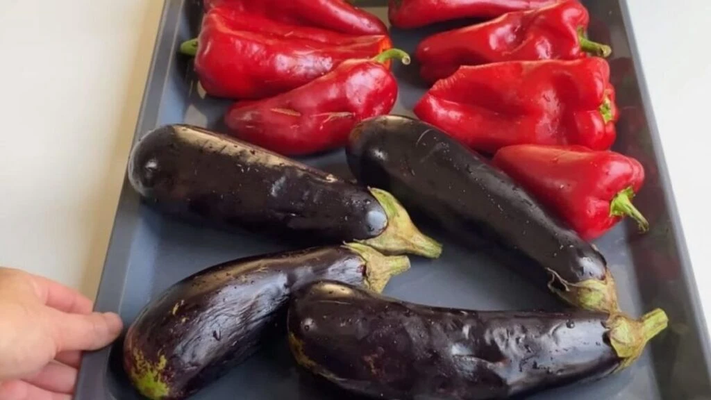 Evde biber patlıcan közlemenin formülü! Mutfağınız tertemiz kalacak