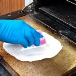 10 dakika ayırın! Yağ içinde kalmış fırını cam gibi parlatıyor