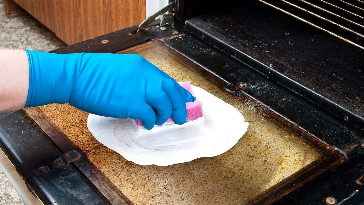 10 dakika ayırın! Yağ içinde kalmış fırını cam gibi parlatıyor