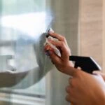 gazete kagidiyla cam silmek