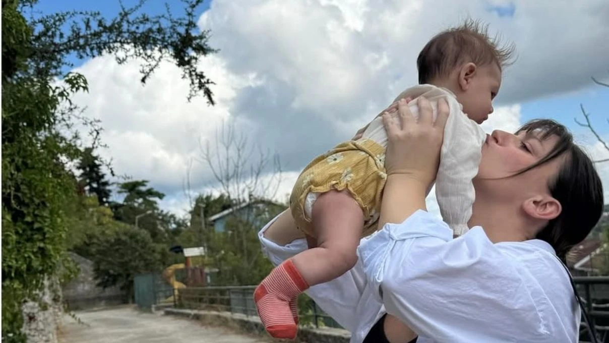 Gizem Karaca kızının yüzünü gösterdi! Ünlü ismin kızı babasına benzetildi