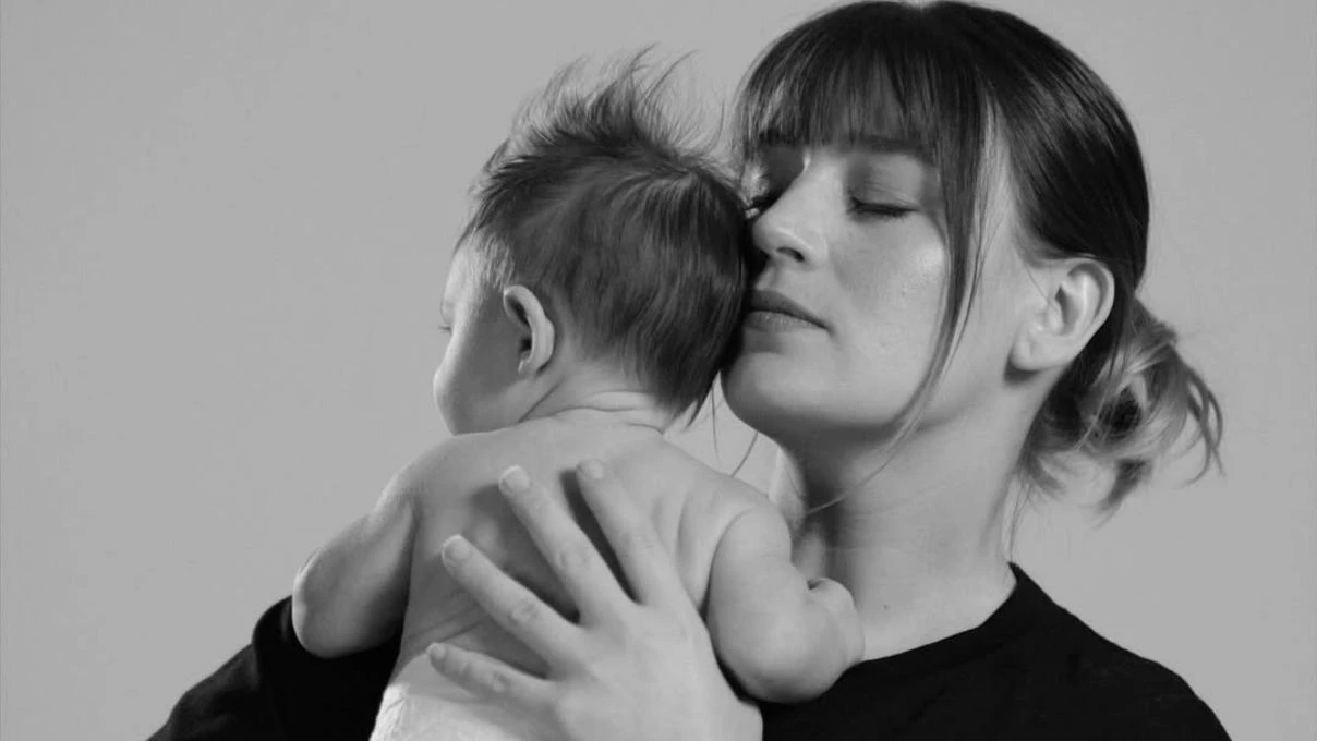 Gizem Karaca kızının yüzünü gösterdi! Ünlü ismin kızı babasına benzetildi