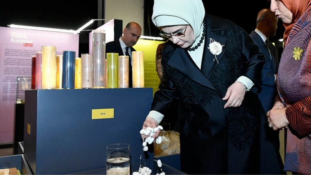 Emine Erdoğan "Saklı Kalanlar" sergisinin açılışını gerçekleştirdi!