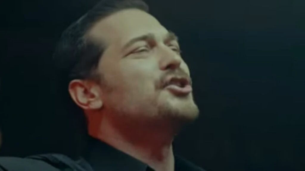Çağatay Ulusoy’dan kehribar yorumu! Eşref Rüya dizisinde şarkı performansı