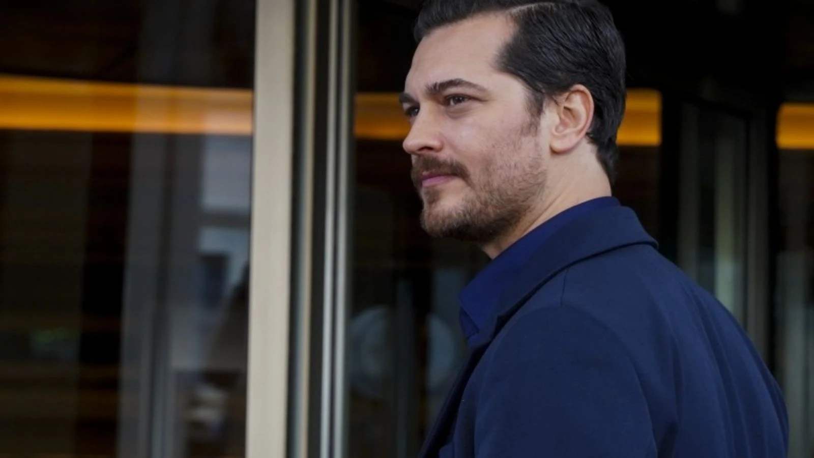 Çağatay Ulusoy’dan kehribar yorumu! Eşref Rüya dizisinde şarkı performansı