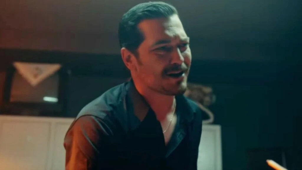 Çağatay Ulusoy’dan kehribar yorumu! Eşref Rüya dizisinde şarkı performansı