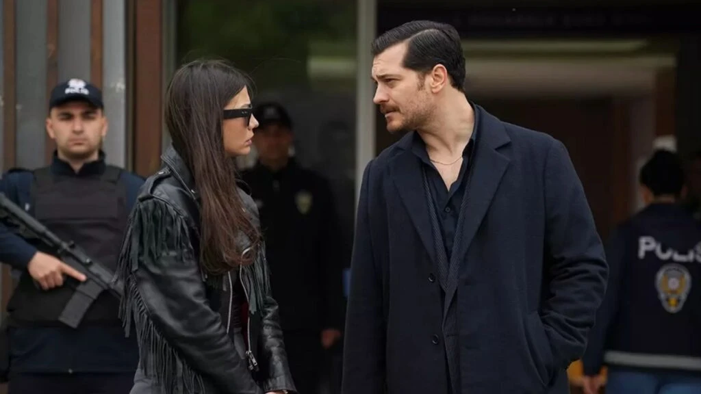 Çağatay Ulusoy kameralardan kaçtı! Gecenin yıldızı gündem oldu