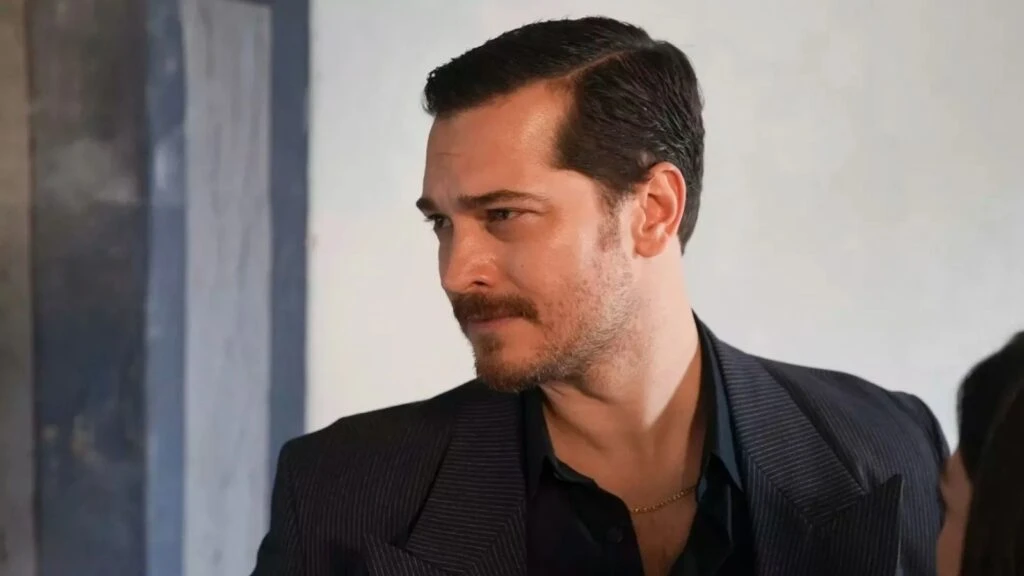 Çağatay Ulusoy kameralardan kaçtı! Gecenin yıldızı gündem oldu