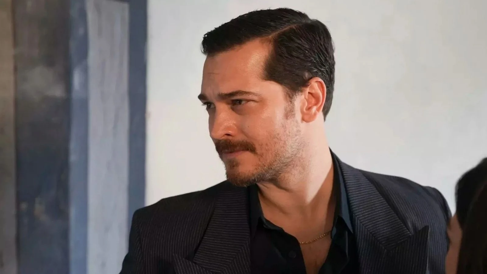 Çağatay Ulusoy kameralardan kaçtı! Gecenin yıldızı gündem oldu 5 Çağatay Ulusoy kameralardan kaçtı! Gecenin yıldızı gündem oldu