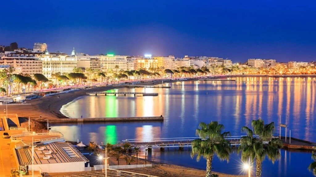 Sinem Ünsal Cannes Film Festivali'ne gidiyor!