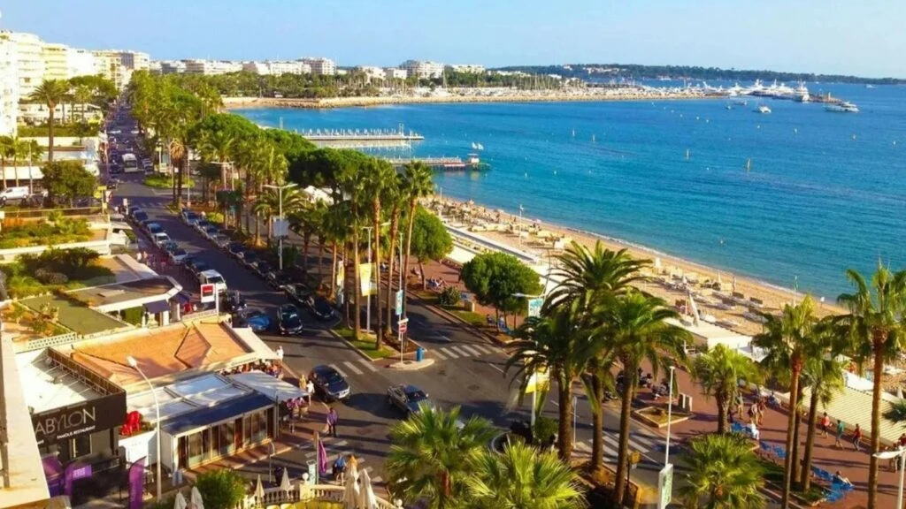 Sinem Ünsal Cannes Film Festivali'ne gidiyor!