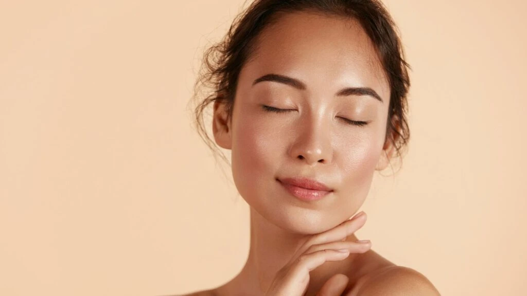 Makyaj yapmadan ışıl ışıl görünmenin sırrı! Dermatologlar açıkladı