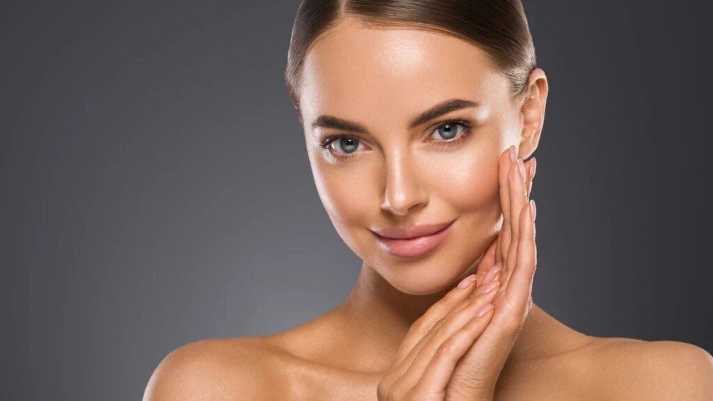Makyaj yapmadan ışıl ışıl görünmenin sırrı! Dermatologlar açıkladı