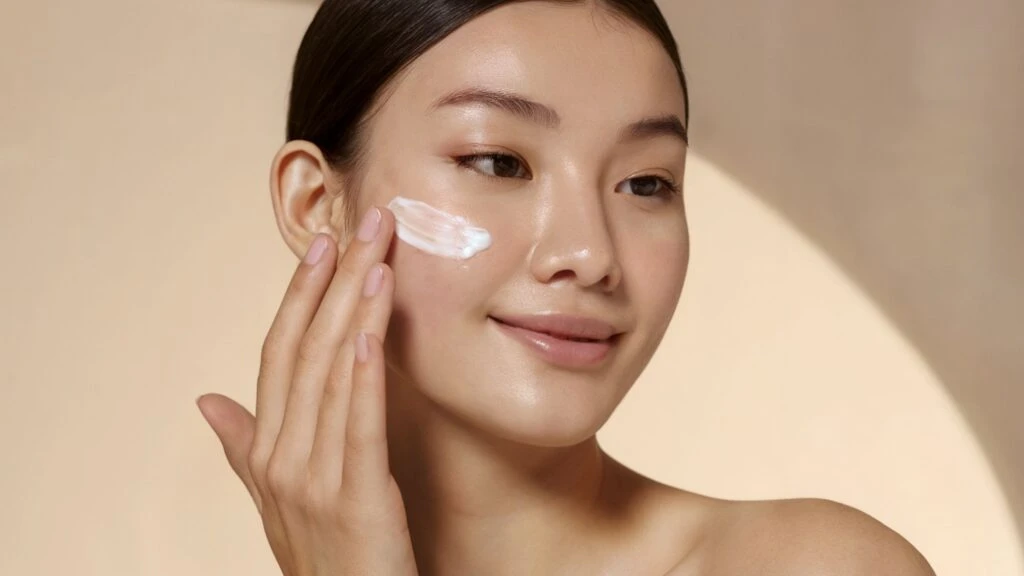 Makyaj yapmadan ışıl ışıl görünmenin sırrı! Dermatologlar açıkladı