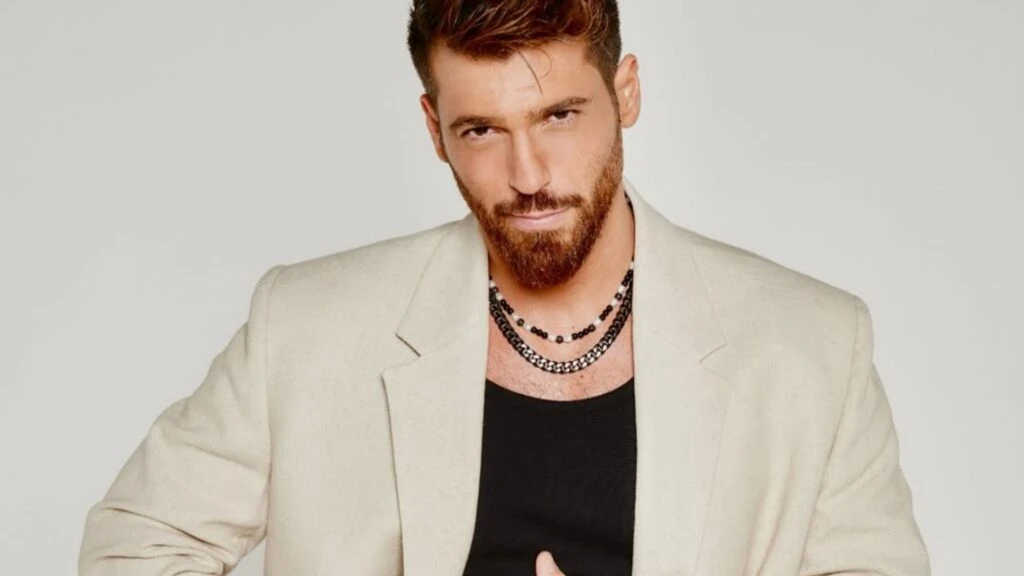 Can Yaman’dan moda dünyasını şaşırtan leopar kombini! Sosyal medyada gündem oldu